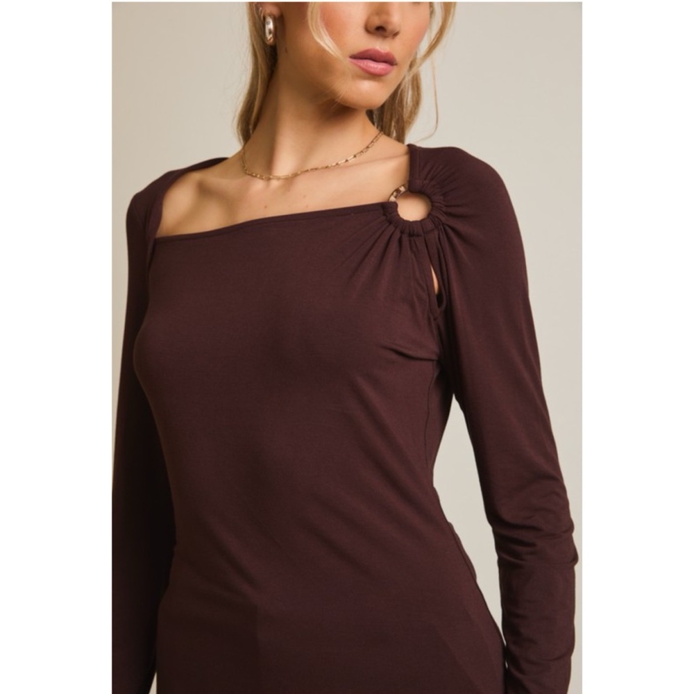 Gilli Long Sleeve Ring-Shoulder Top in Dark Brown